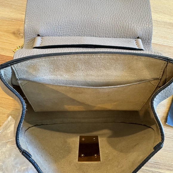 Chloe Grained Drew Crossbody Bag - Picture 7 of 10